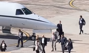 Primeira-dama Janja, e os ministros Alexandre de Moraes (STF) e Ricardo Lewandowski (Justiça) desembarcando na pista do Aeroporto de Congonhas, em São Paulo, após voo da FAB que partiu de Brasília, em 13 de junho