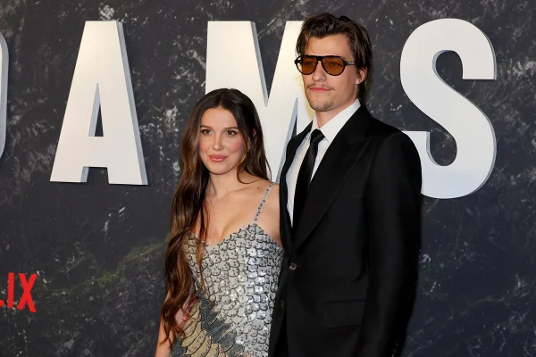 Millie Bobby Brown e Jake Bongiovi comparecem à estreia de Donzela, da Netflix, em Nova York, no Paris Theatre, em 1º de março de 2024