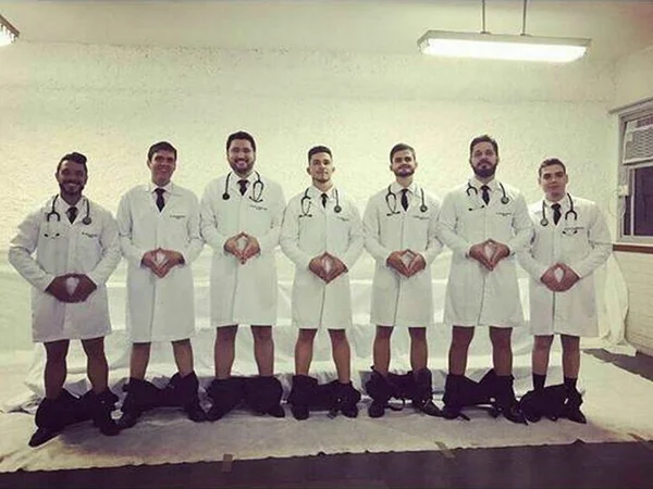 Alunos de medicina serão investigados por fazerem foto polêmica