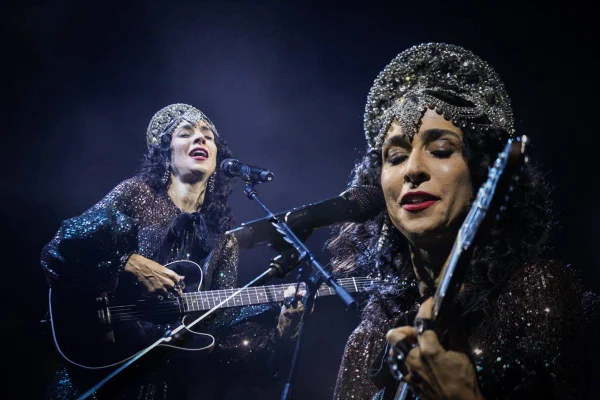 Imagem colorida da cantora Marisa Monte, em show em Brasília