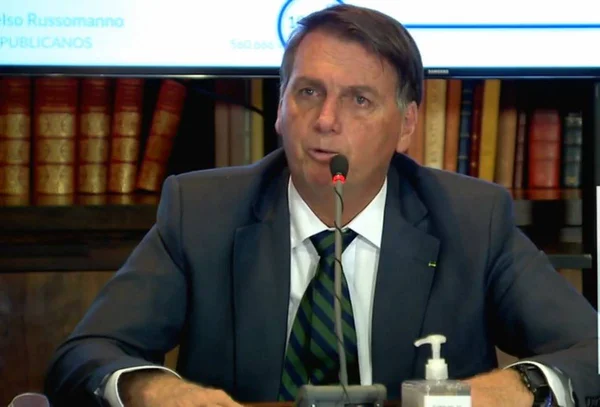 Bolsonaro ataca Barroso, promove voto impresso, mas não prova fraude