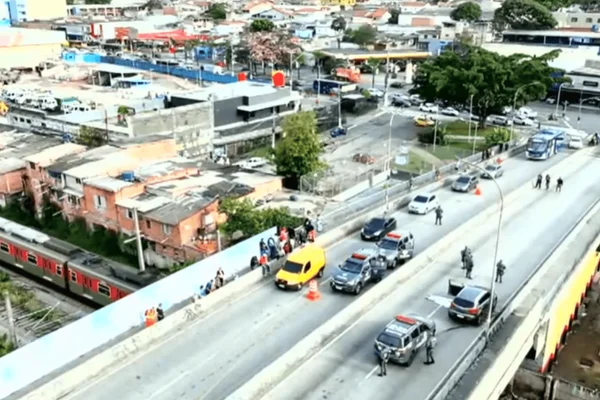 Imagem aérea colorida de viaduto onde houve troca de tiros na zona leste de SP - Metrópoles