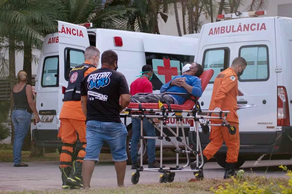 Chegada de pacientes no Hospital Regional da Asa Norte, q registra alta de internações covid. Local: Hospital Regional da Asa Norte Foto