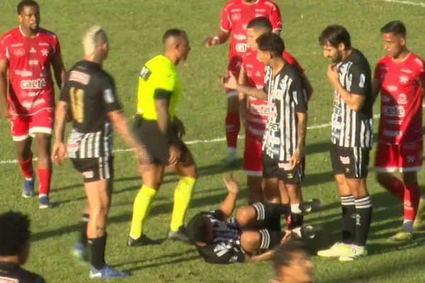 Jogadores de Penedense-AL e Asa-AL reclamam com árbitro em jogo da Série D