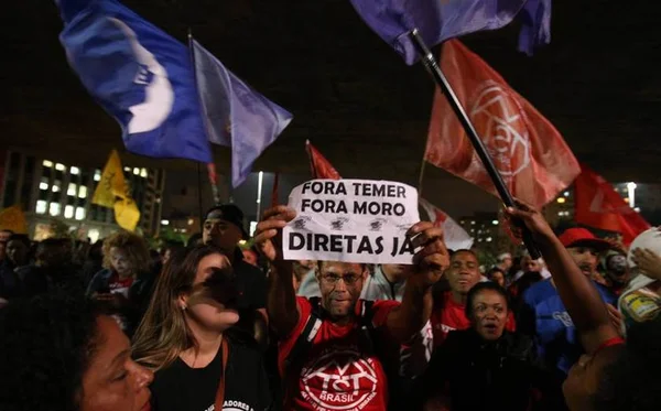 Manifestantes protestam contra a reforma trabalhista em São Paulo