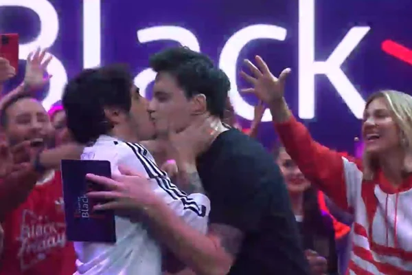 Felipe Neto e Felipe Castanhari celebram Black Friday com beijo