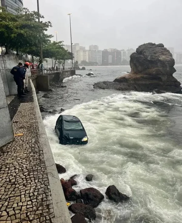 Carro cai no mar durante chuva em Niterói (RJ)