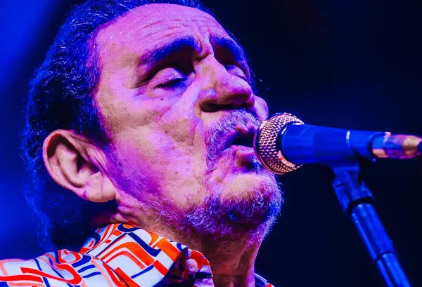 Foto colorida do cantor Zé Ramalho