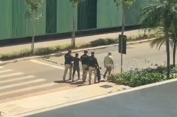 Homem que se disse “imperador” é conduzido para fora do STF