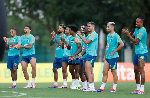 Imagem colorida de jogadores da Seleção Brasileira durante treinamento - Metrópoles