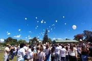 Balões de mesma cor foram distribuídos a quem acompanhava o enterro para que fossem soltados ao mesmo tempo Balões de mesma cor foram distribuídos a quem acompanhava o enterro para que fossem soltados ao mesmo tempo
