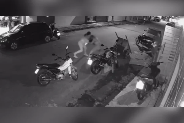 Enfermeira é esfaqueada por colega de trabalho em briga no meio da rua