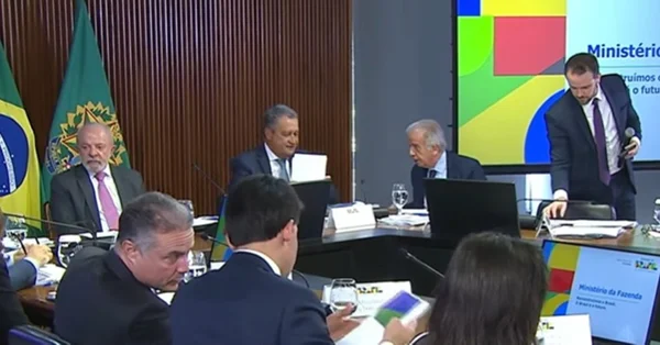 Ministros Rui Costa e José Múcio durante reunião ministerial