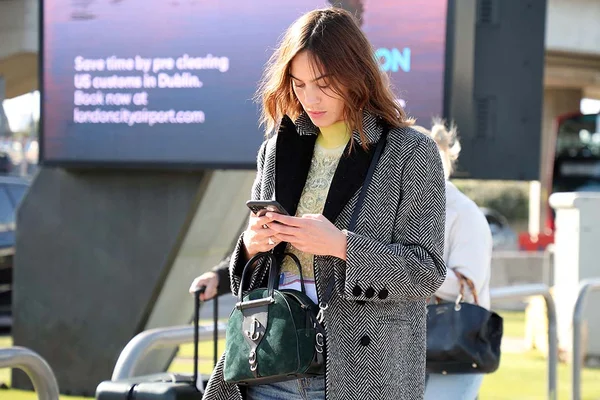 Street style: bolsa com monograma misterioso é o hit do momento