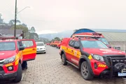 Viaturas dos bombeiros que estão nas buscas por Rick, dupla de Renner Viaturas dos bombeiros que estão nas buscas por Rick, dupla de Renner