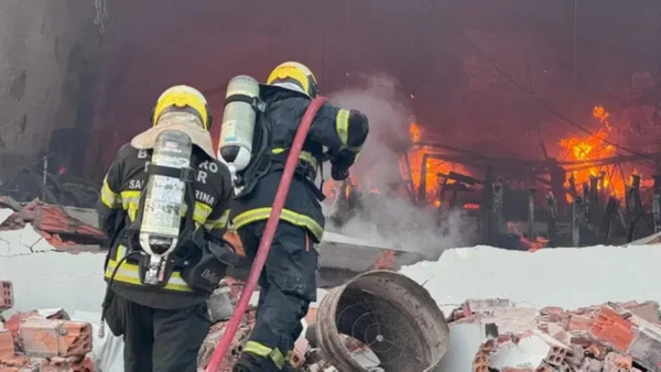 imagem colorida incendi fabrica uniformes sul de sc