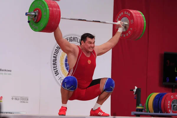 Campeão mundial do levantamento de peso é suspenso por doping