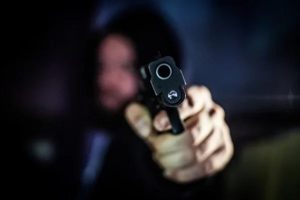 arma. homem mata companheira a tiros - Metrópoles