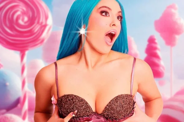 Beatriz Reis, a Bia do Brás, posa para fotos de divulgação com look inspirado em Katy Perry - Metrópoles