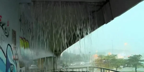 Imagem colorida de cachoeira que se formou após fortes chuvas em SC - Metrópoles