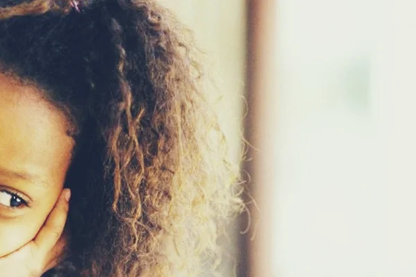 Mulheres são processadas por cortar à força cabelo de jovem negra