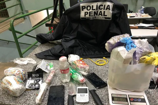 Dois galões com drogas e até pimenta seriam jogados dentro de prisão no DF