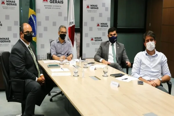 Romeu Zema em reunião