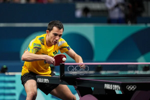 Hugo Calderano do Brasil em ação no tênis de mesa