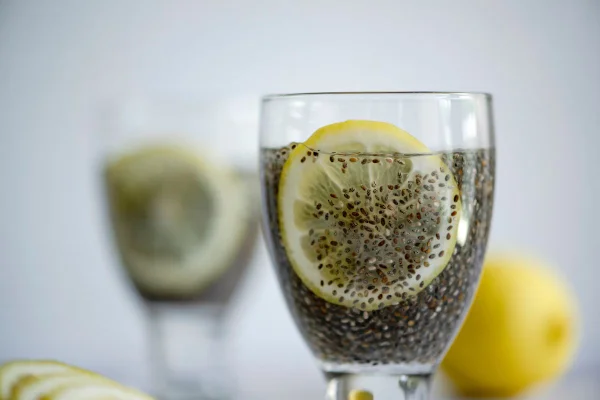 foto colorida de água com chia e limão. nutricionista diz que ajuda no emagrecimento