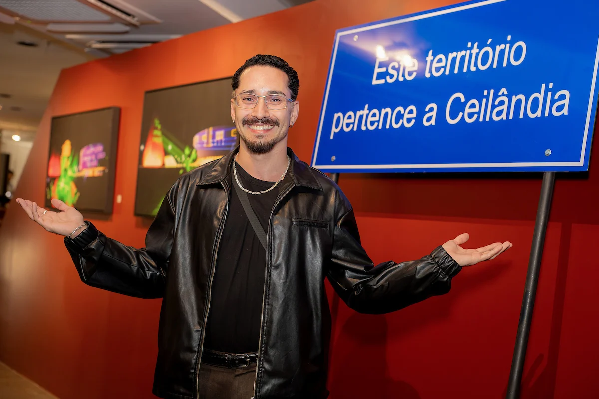Orgulhosamente “cria de Ceilândia”, Gu carrega na arte e no nome o orgulho da região em que nasceu. Para a exposição, explora fotografia, intervenção urbana e audiovisual para refletir a cidade e o pertencimento 