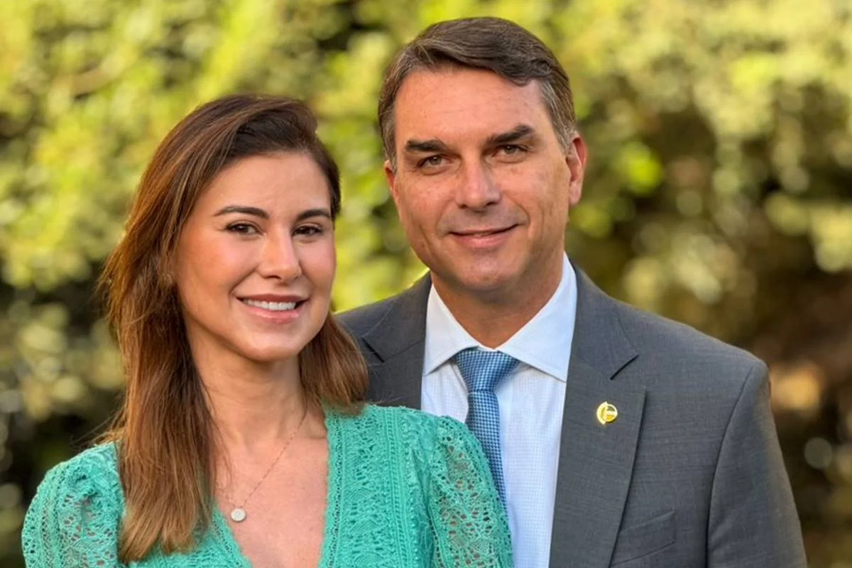 Esposa de Flávio Bolsonaro sai em defesa dele após vídeo de Michelle