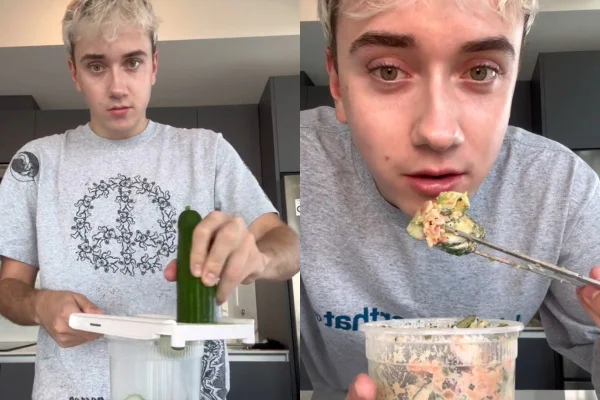 Foto colorida de um menino comendo pepino - Metrópoles