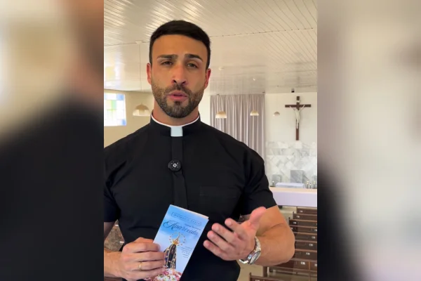 Padre viraliza em MG e paróquia fecha comentários após elogios: “Pequei”