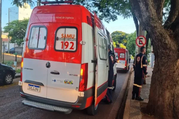 Imagem colorida de ambulância da Samu - Metrópoles