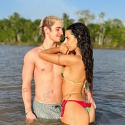 Marina Sena e Juliano Floss posam abraçados no rio