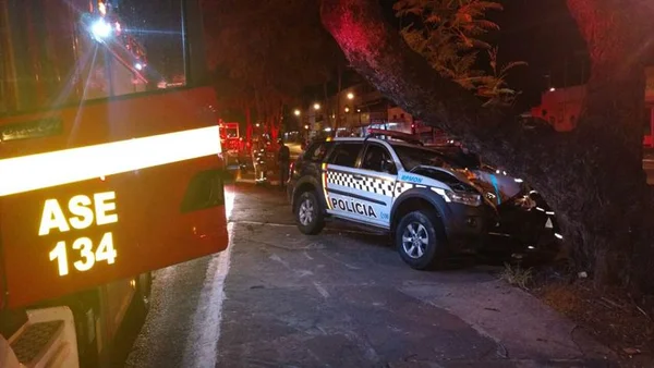 Viatura da PM bate em poste na via W3 Sul