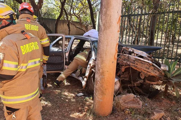 Acidente deixa carro entre grade de casa e poste. Duas mulheres se feriram