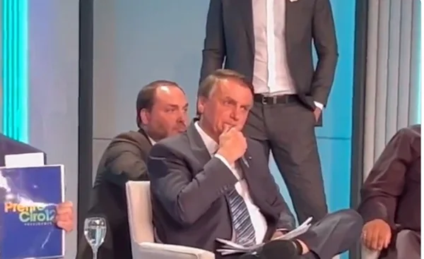 Bolsonaro recebe orientações de Carlos antes de debate na Globo