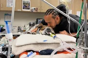 Lewis Hamilton dá um beijo em Roscoe durante internação 