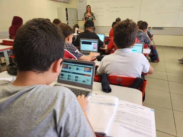 Imagem colorida mostra estudantes com computadores e plataformas digitais em sala de aula de escola estadual em São Paulo - Metrópoles