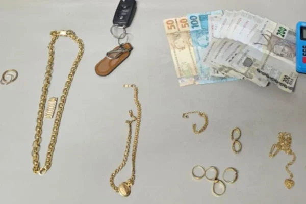 Imagem colorida mostra joias e dinheiro apreendidos com casal que aplicava o chamado "golpe da benção" no interior de São Paulo