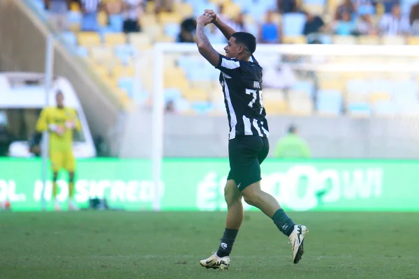 Botafogo vence Fluminense e mantém chance de classificação no Carioca
