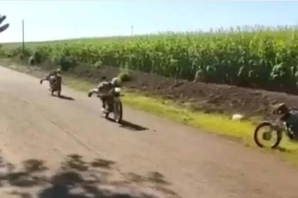 Frame colorido de motociclistas disputando um racha no Paraná