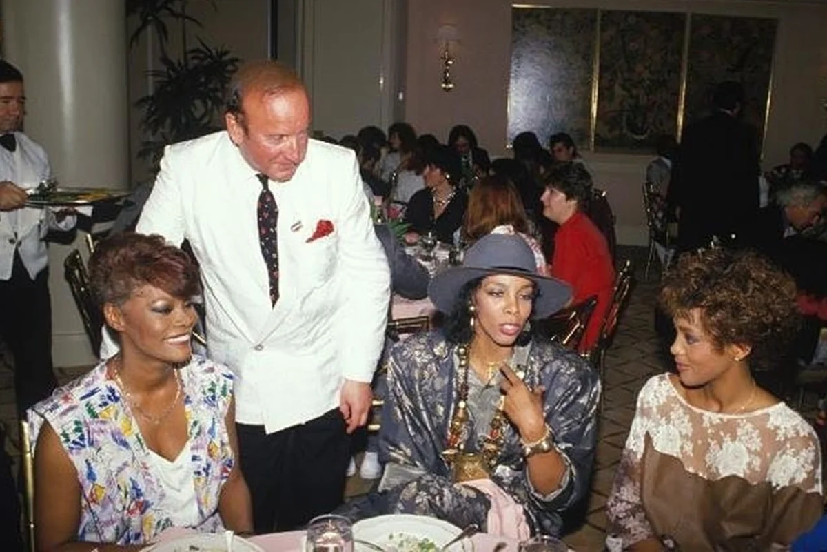 Clive Davis reunido com Whitney Houston, Dionne Warwick e Donna Summer em evento de confraternização Clive Davis reunido com Whitney Houston, Dionne Warwick e Donna Summer em evento de confraternização