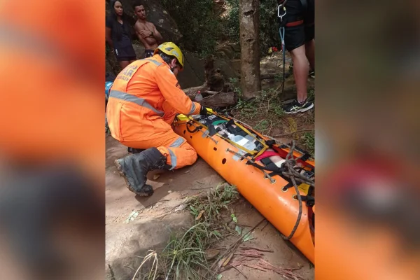 Bombeiros fazem resgate de mulher em Brumadinho MG