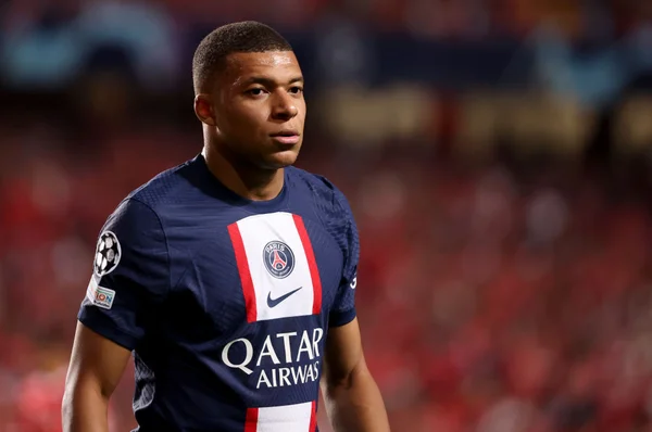 Mbappé está insatisfeito com seu posicionamento em campo, diz jornal