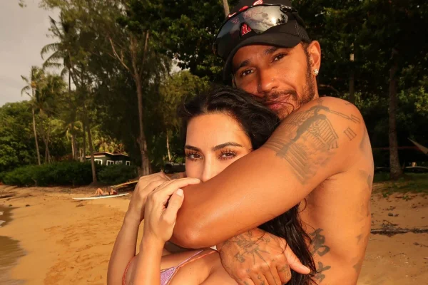 Foto colorida de Lewis Hamilton e Kim Kardashian - Metrópoles