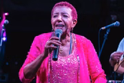 Musical Leci Brandão - Na Palma da Mão celebra 80 anos da artista