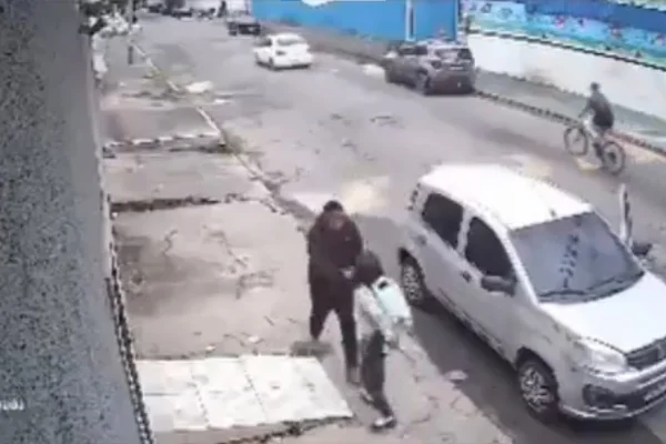 Imagem colorida, RJ: jovem implora para bandido armado não levar celular; ele foi preso- Metrópoles