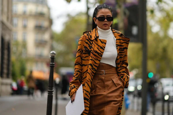 Mulher com casaco de tigre